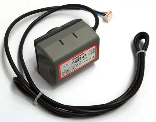 Graues Steuergerät von Daikin mit einem Anschlusskabel und einem Stecker, auf einem hellen Hintergrund.
